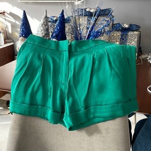 Bebe Minnie satin cuff short. Green. Size 4
